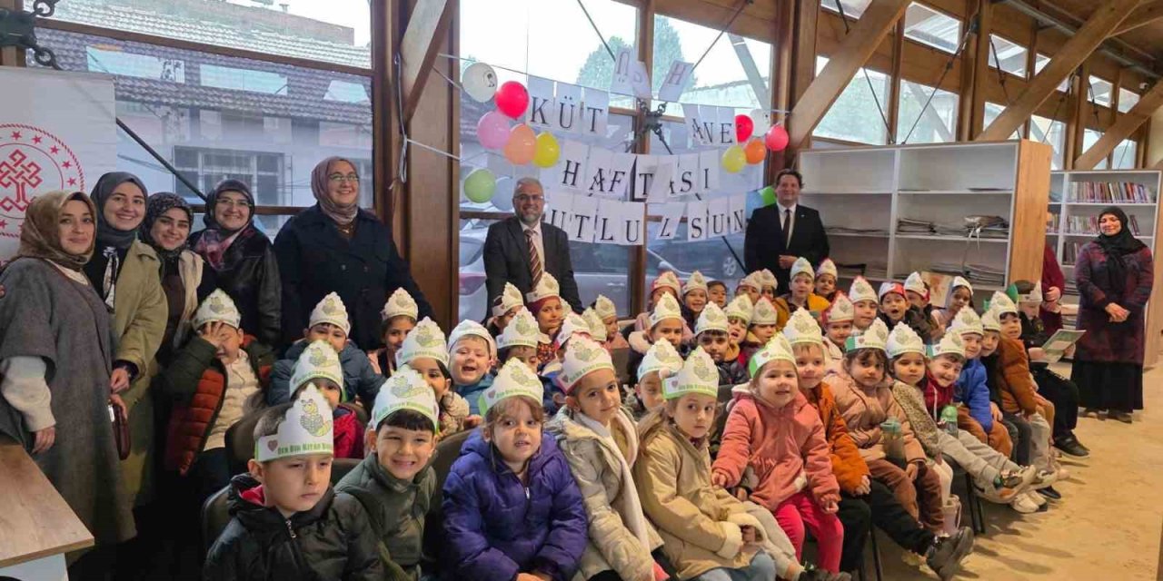 Kuran Kursu öğrencileri kütüphanede kitapla buluştu