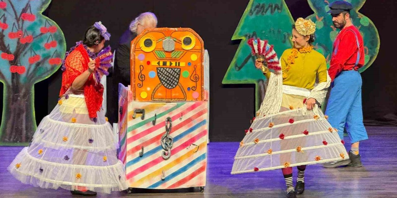 Aydın’da minikler tiyatro ile buluştu