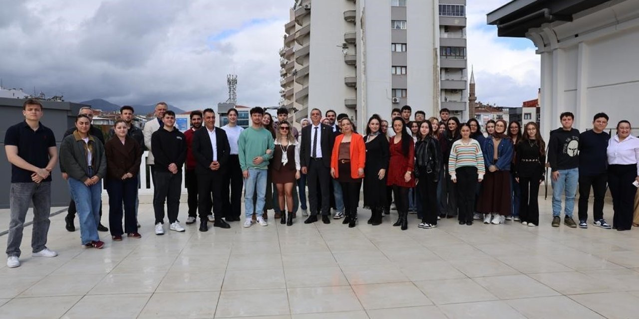 Başkan Şimşek, YKS’ye hazırlanan gençlerle kahvaltıda buluştu