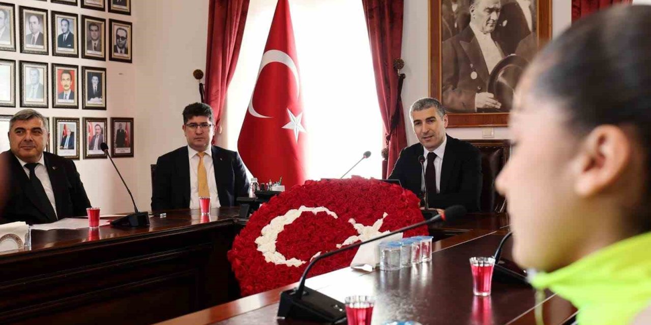 Vali Aktaş: "Sporda ve eğitimde başarı gösteren gençler şehrin en kıymetli hazinesidir"