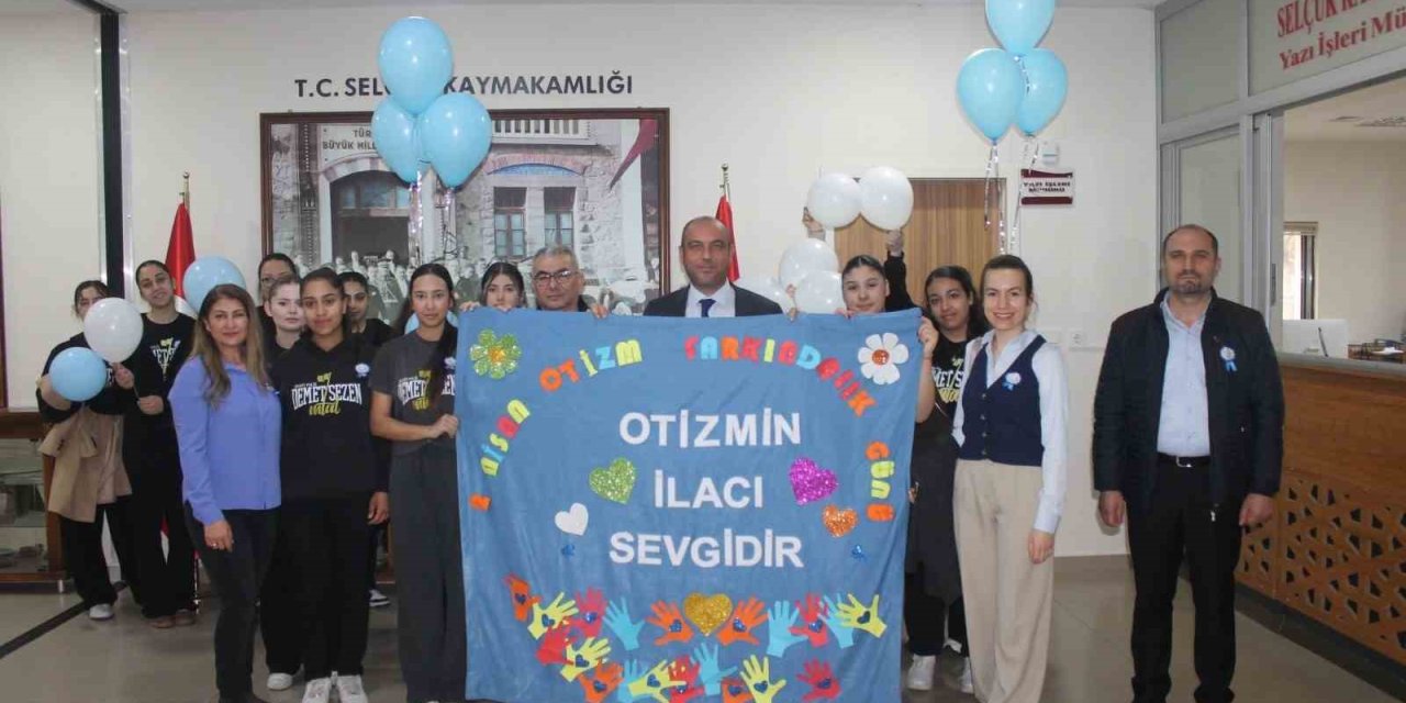 Selçuk’ta, lise öğrencileri ve öğretmenlerinden otizm farkındalık etkinliği