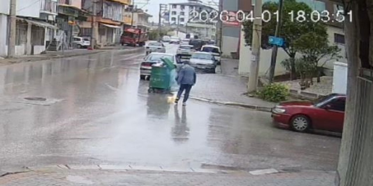 Çöpe atılacak batarya işletmecinin elinde alev aldı