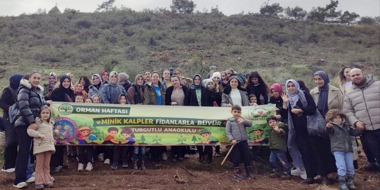 Turgutlulu minikler 250 fidanı toprakla buluşturdu