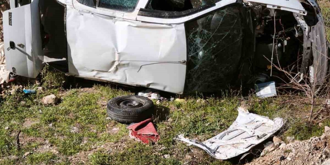 Emniyet şeridindeki kamyonete çarpan otomobil boş araziye uçtu: 4 yaralı