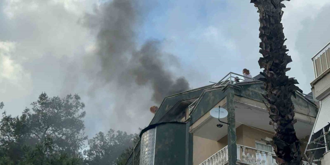 Marmaris’te çatı katı yangını: Mahsur kalan bir kişi kurtarıldı