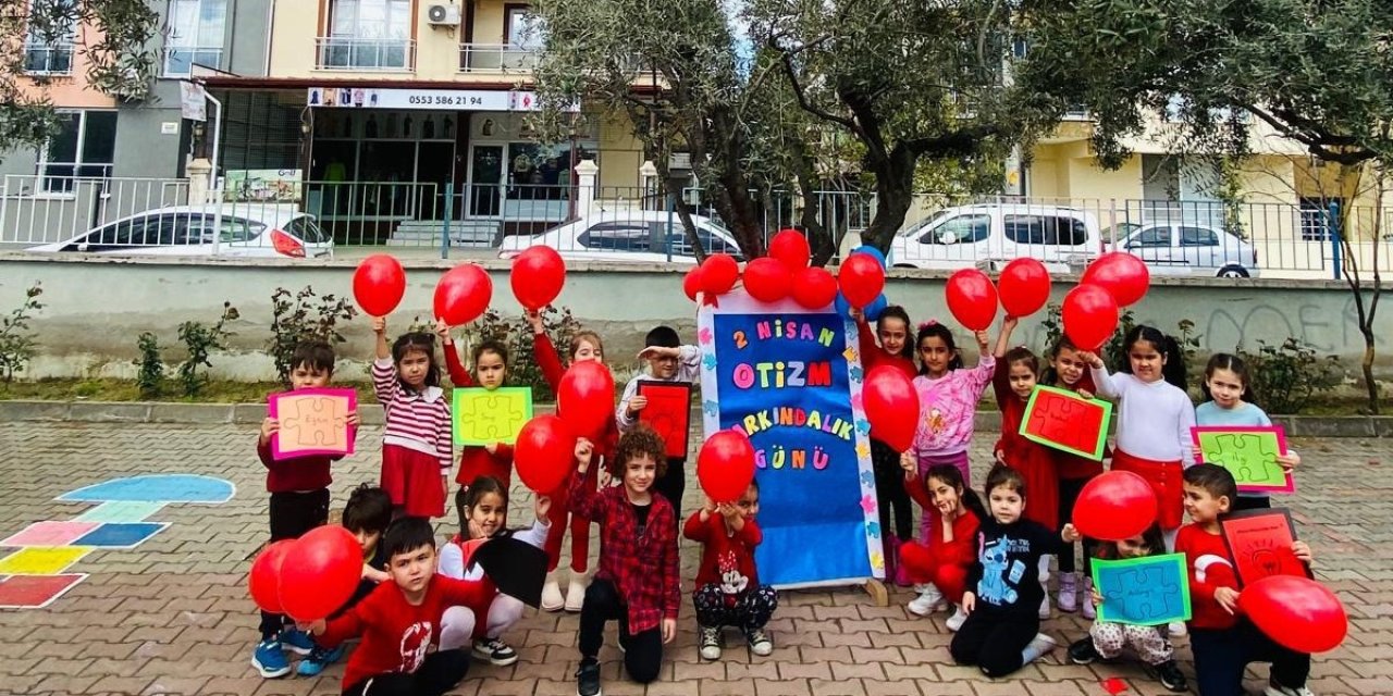 Kırmızıyla otizme dikkat çektiler