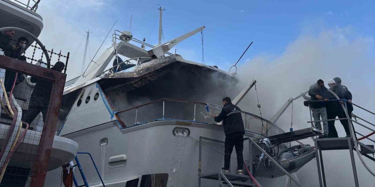 Bodrum’da Sadri Şener’in motoryatında yangın çıktı