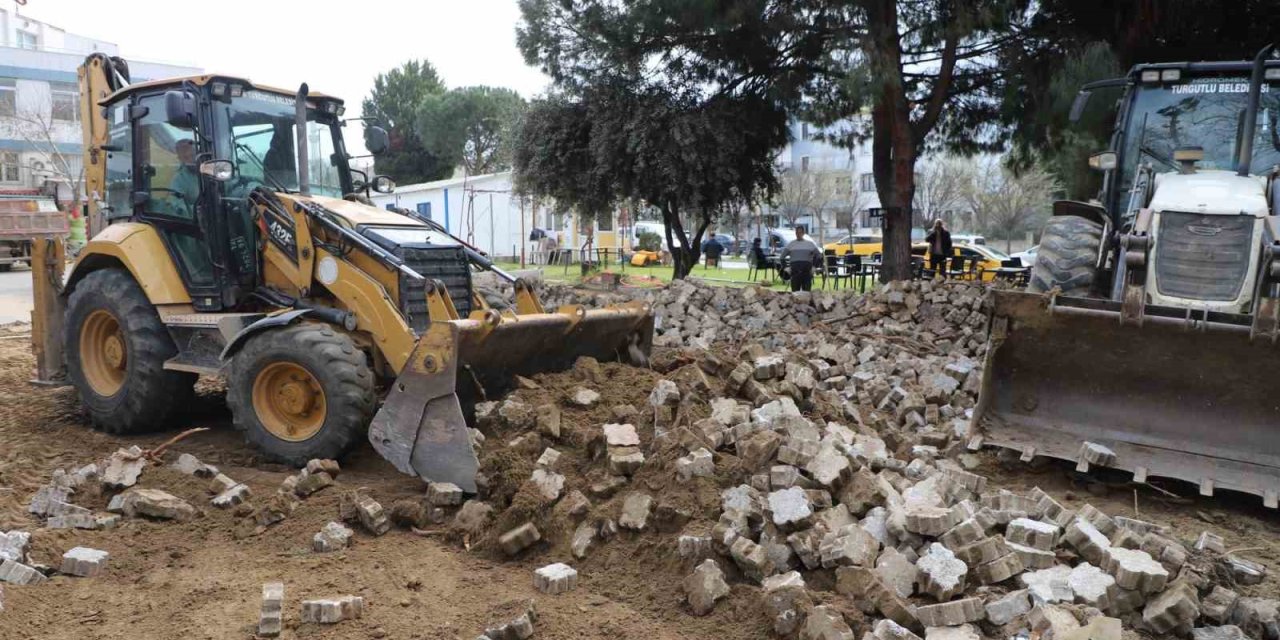 Turgutlu Belediyesi Fen İşleri ekiplerinden eş zamanlı çalışma