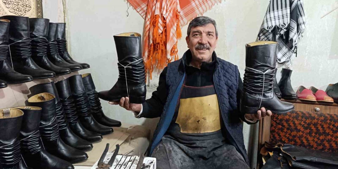 Asırlık kalıplarla körüklü çizme üretiyor