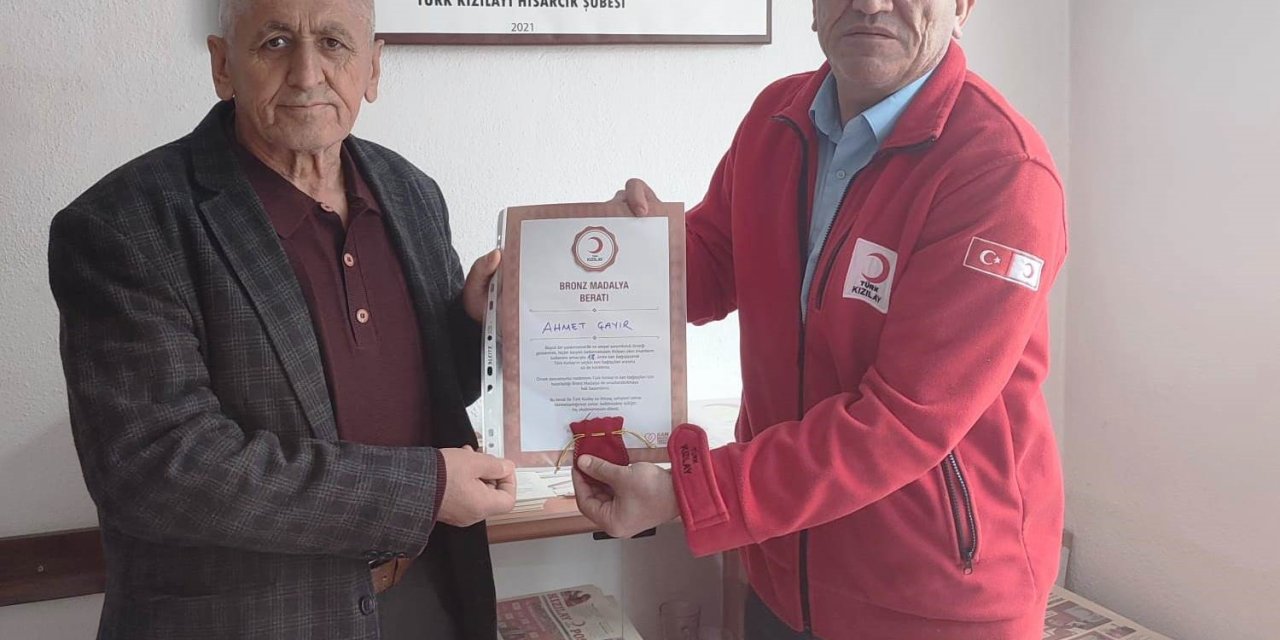 Hisarcık’ta 18 kez kan bağışı yapan esnafa bronz madalya