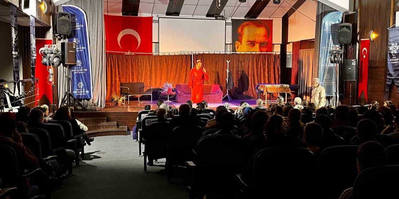 Karacasu’da ’İyi Delirdik’ tiyatro oyunu vatandaşlarla buluştu