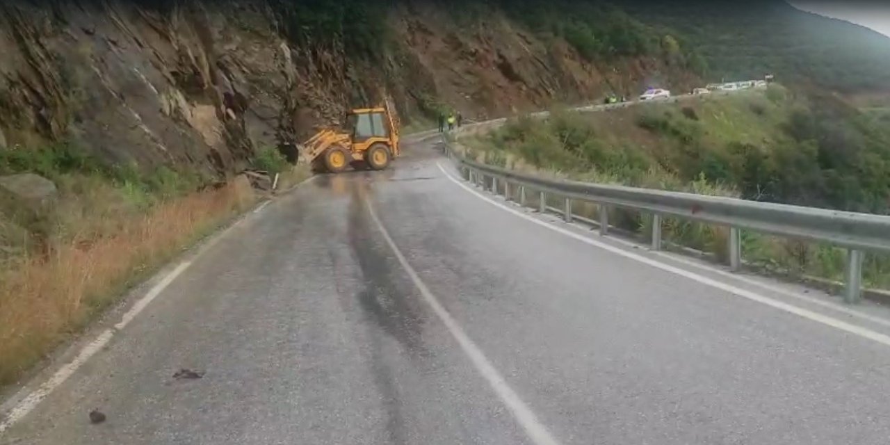 Ödemiş-Turgutlu yolunda toprak kayması: Ulaşım kontrollü sağlanıyor