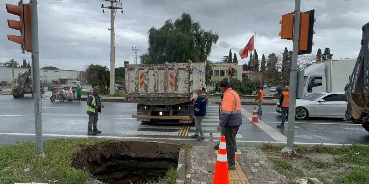 Söke’de Bağarası Kavşağında obruk paniğe paniğe yol açtı