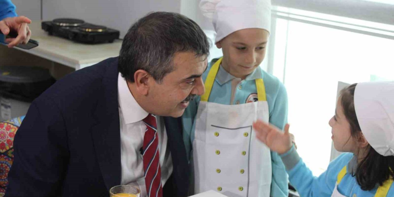 Bakan Tekin’den Aydınlı miniklere halı saha sözü