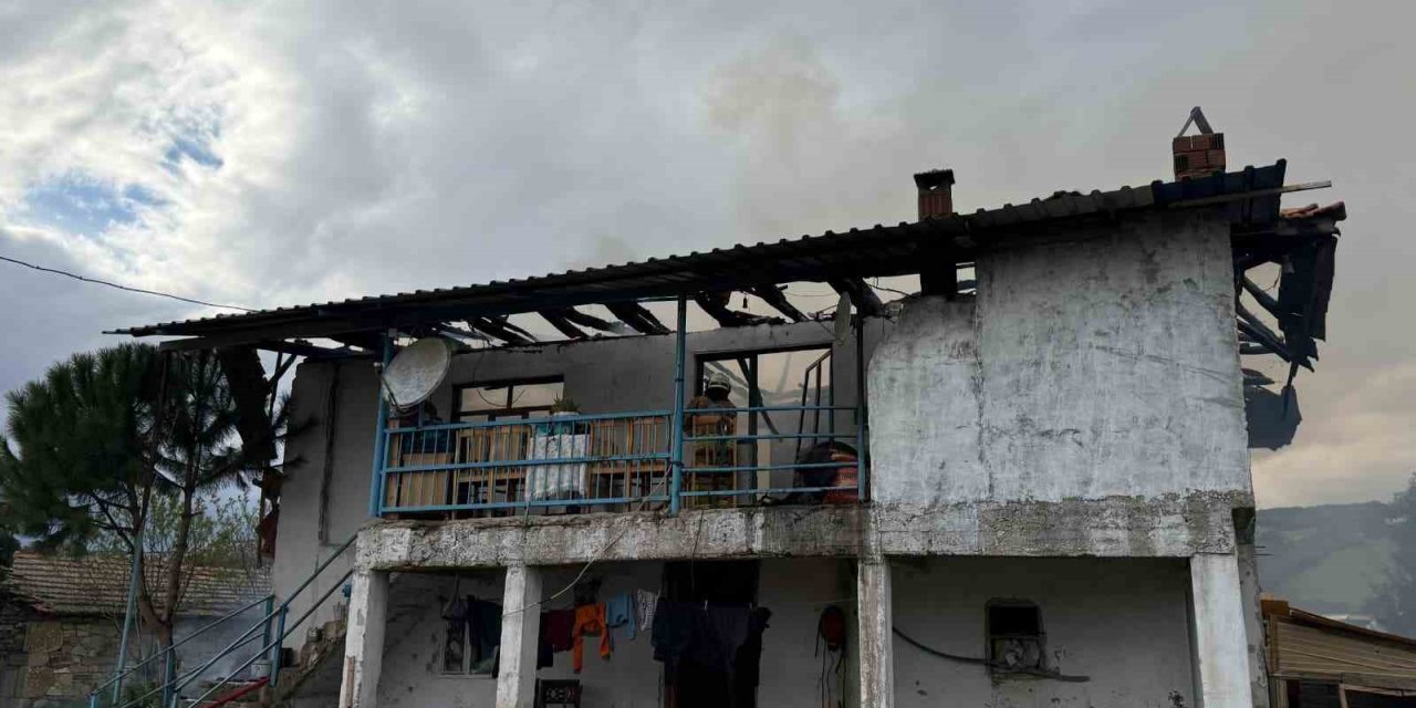 Selendi’de 2 katlı ev yangında kül oldu
