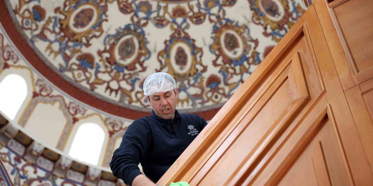 Büyükşehir camilerde temizlik çalışmalarını sürdürüyor