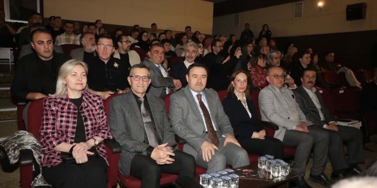 Kütahya protokolü "Devlet Ana" adlı tiyatro oyununu izledi