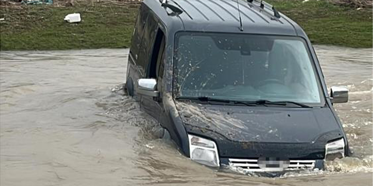 Yolunu kaybetti, aracıyla çayı geçmeye çalışırken suda mahsur kaldı