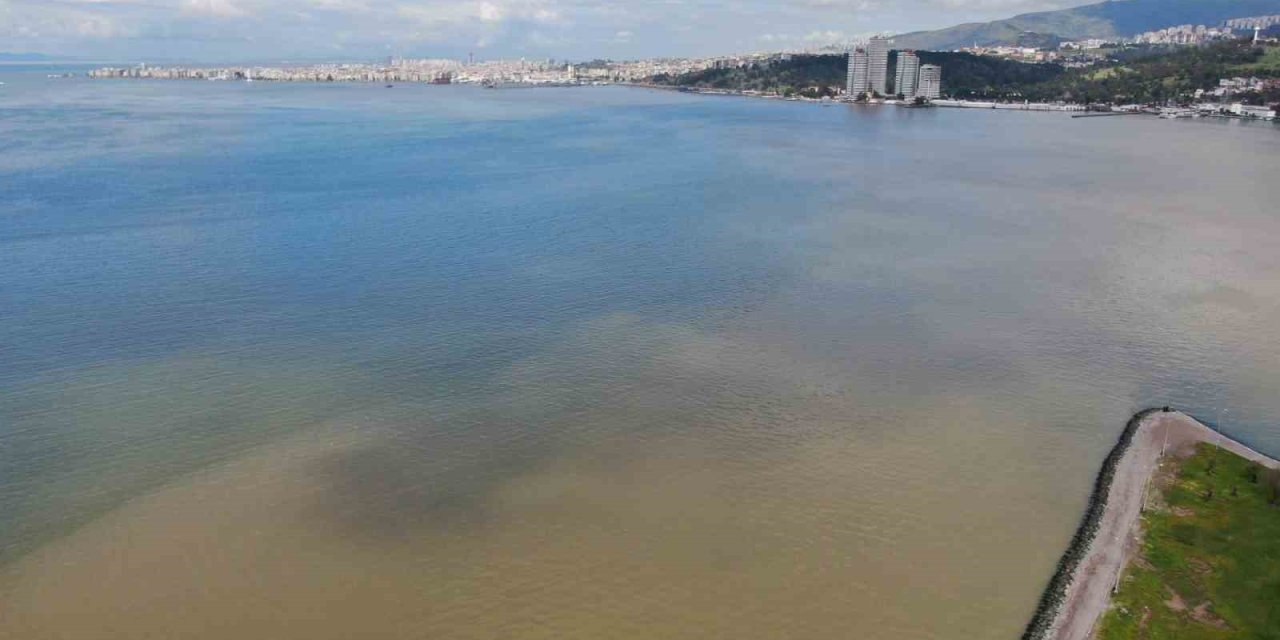 İzmir Körfezi’nde sağanak yağış sonrası renk değişimi