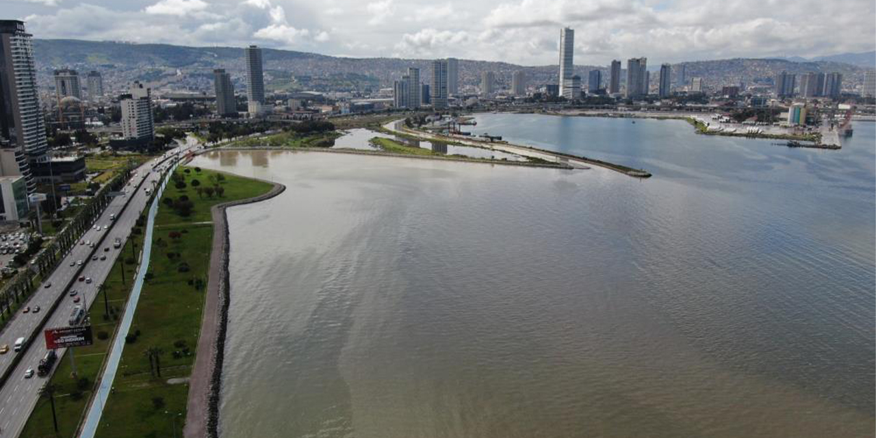İzmir Körfezi’nde yağmur sonrası renk değişimi