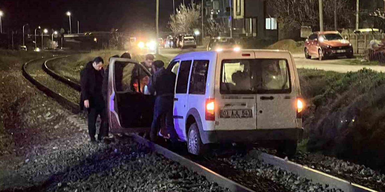 Yolu karıştırıp tren raylarına giren sürücünün tehlikeli anları