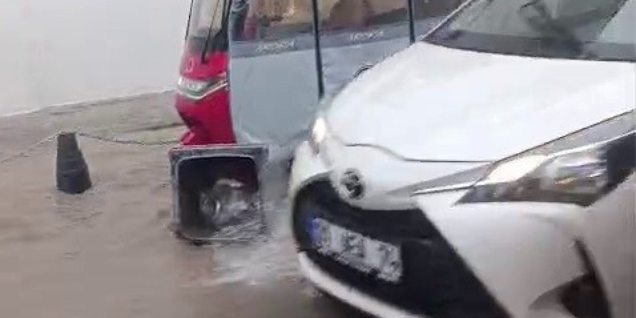 İzmir’de sağanak sokakları göle çevirdi