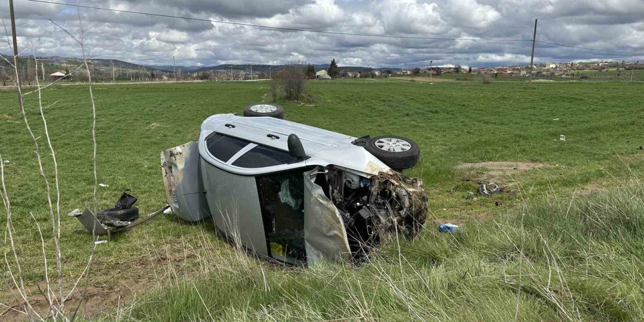 Uşak’ta otomobil tarlaya devrildi: 4 kişi yaralandı