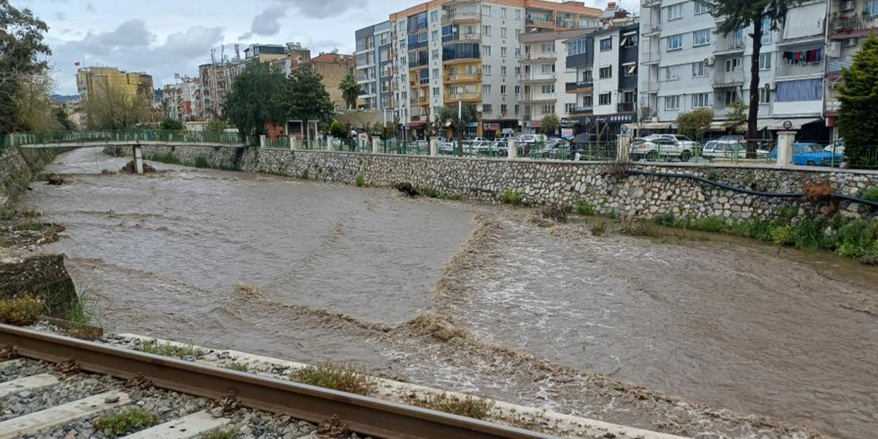 Efeler’de sağanak sonrası Tabakhane Deresi coştu