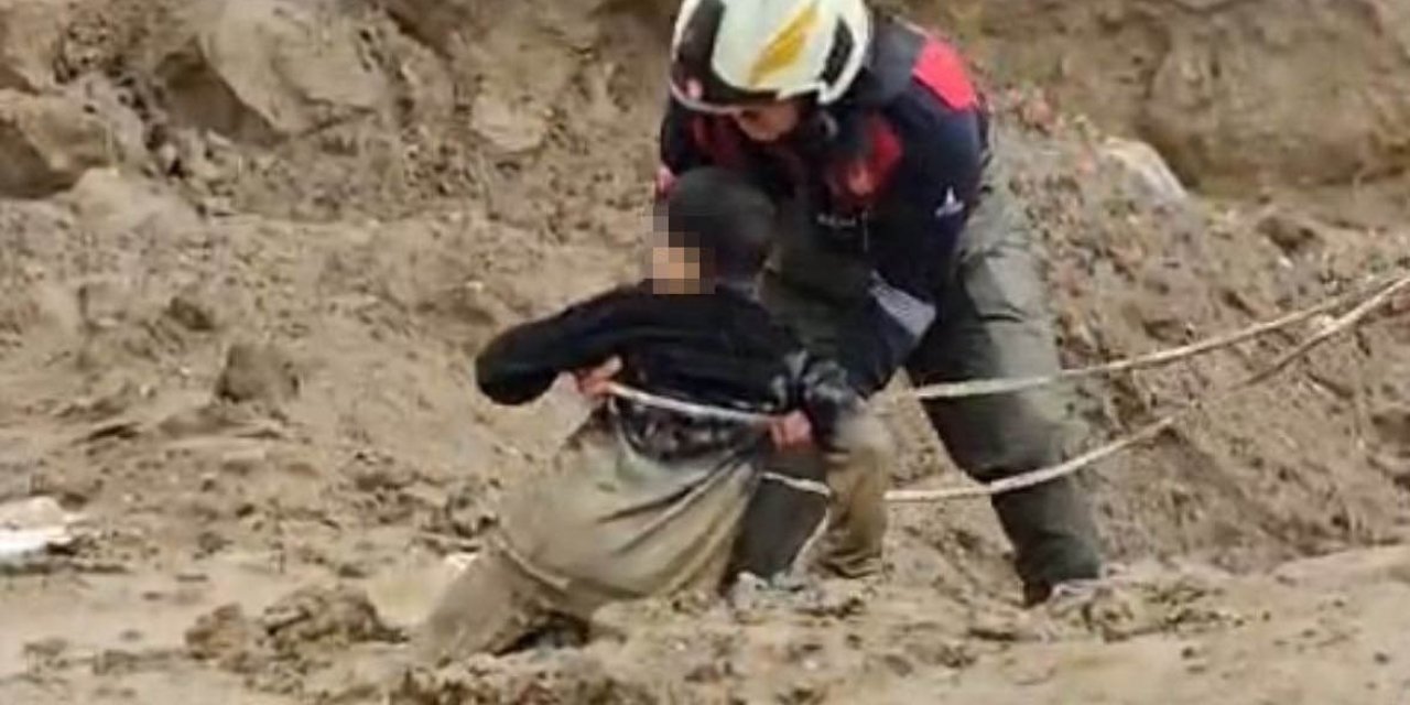 İzmir’de çamura saplanan çocukları itfaiye kurtardı