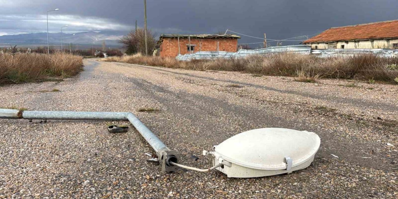 Aydınlatma direği yol ortasına devrildi, faciadan dönüldü