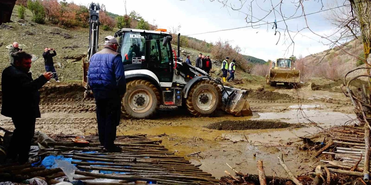 Tavşanlı’da gölet taştı, bir ev ve ahır sular altında kaldı