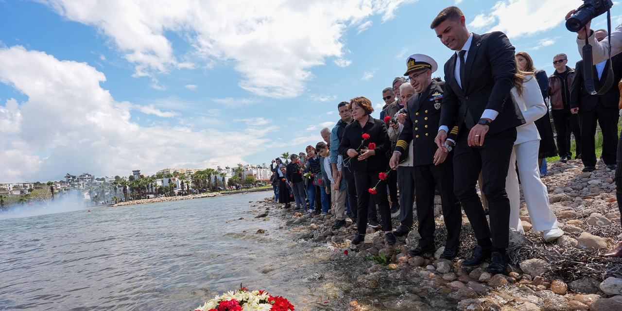 Didim’de mübadele anısına denize çiçek bırakıldı