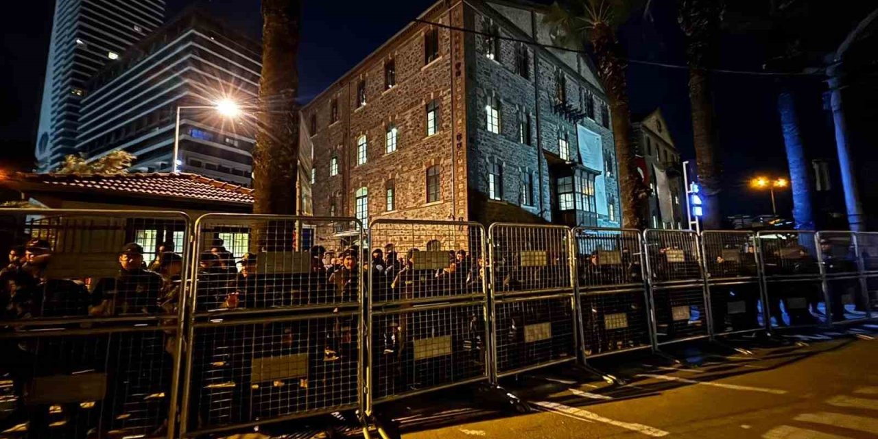 İzmir’de tartışmalı ’Meslek Fabrikası’ demir bariyerle çevrildi