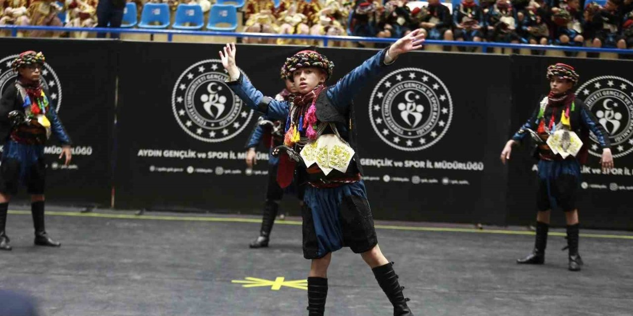 Efeler’de folklor şöleni: İl yarışmasında renkli görüntüler