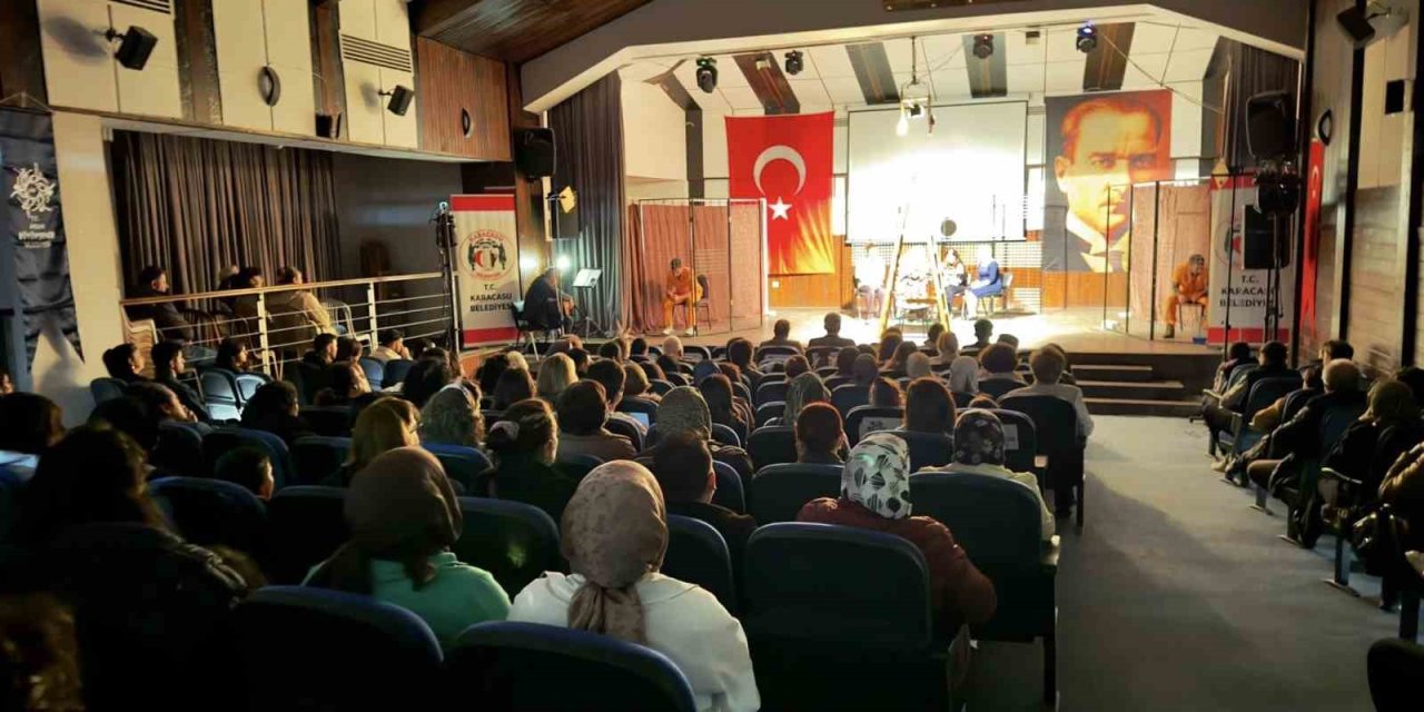 Karacasu’da "Hepimiz Mahkumuz" oyunu büyük ilgi gördü