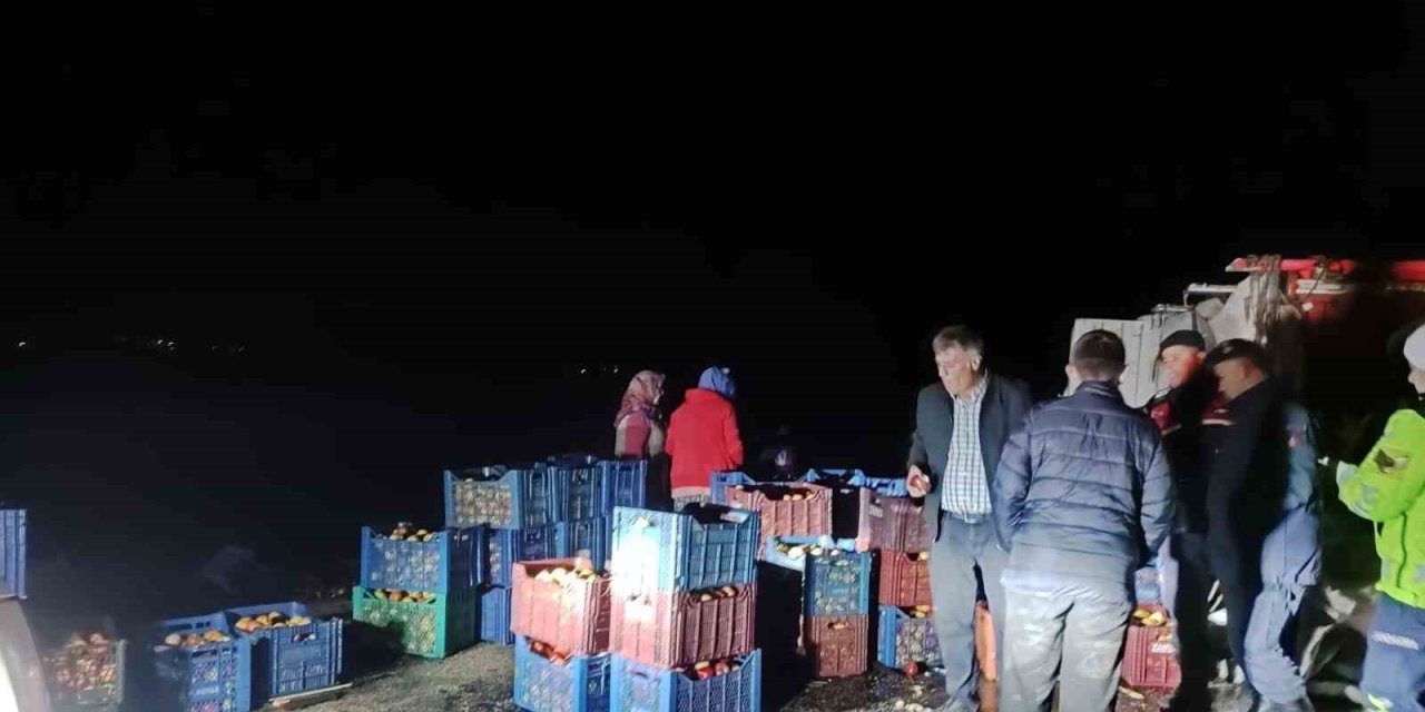 Kazada çevreye dağılan elmaları köy sakinleri topladı