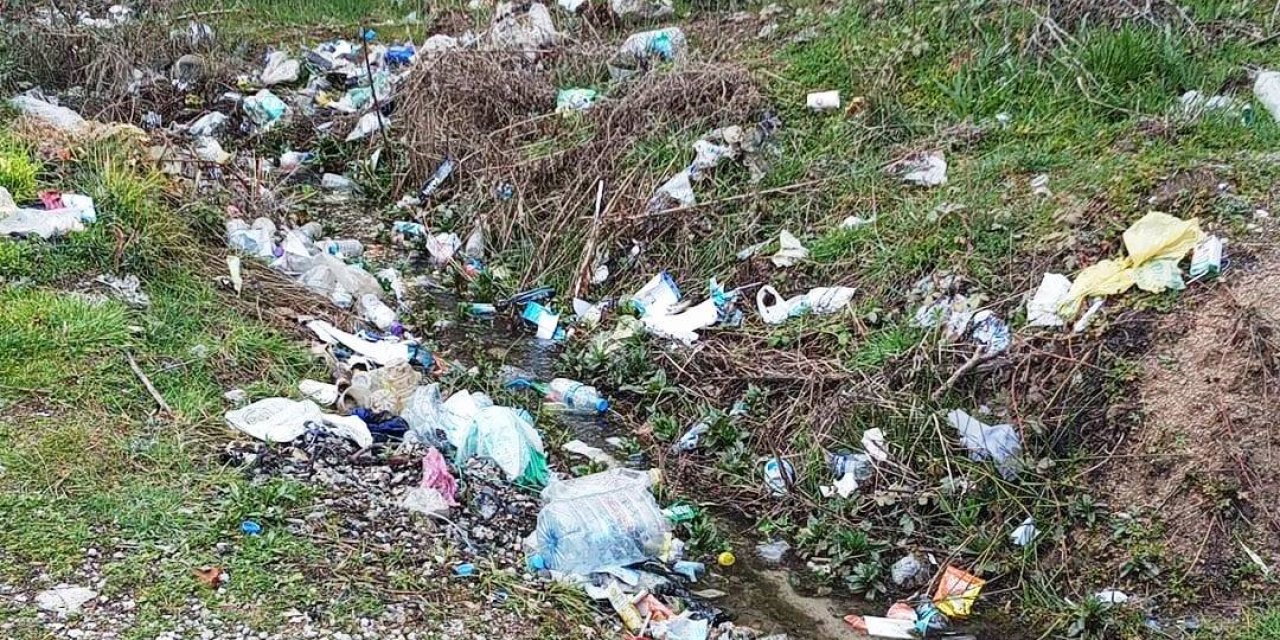 Hisarcık’ta çeşmenin çevresi çöplüğe döndü