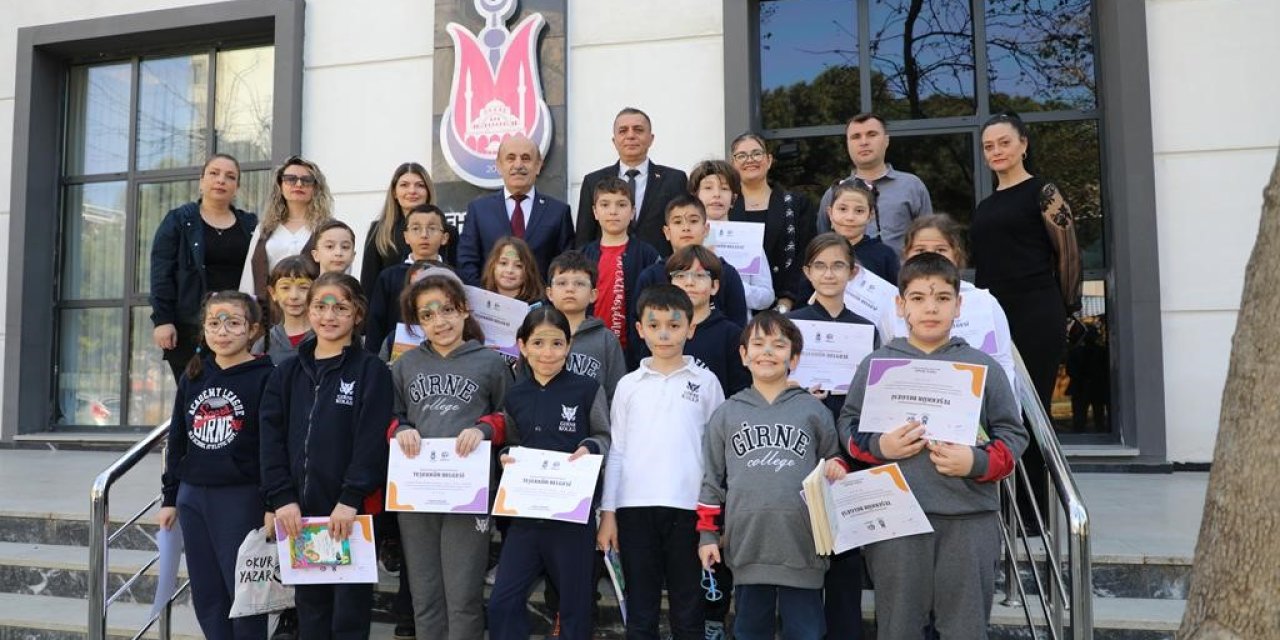 Minik öğrenciler kütüphane ziyaretinde kitap bağışında bulundu