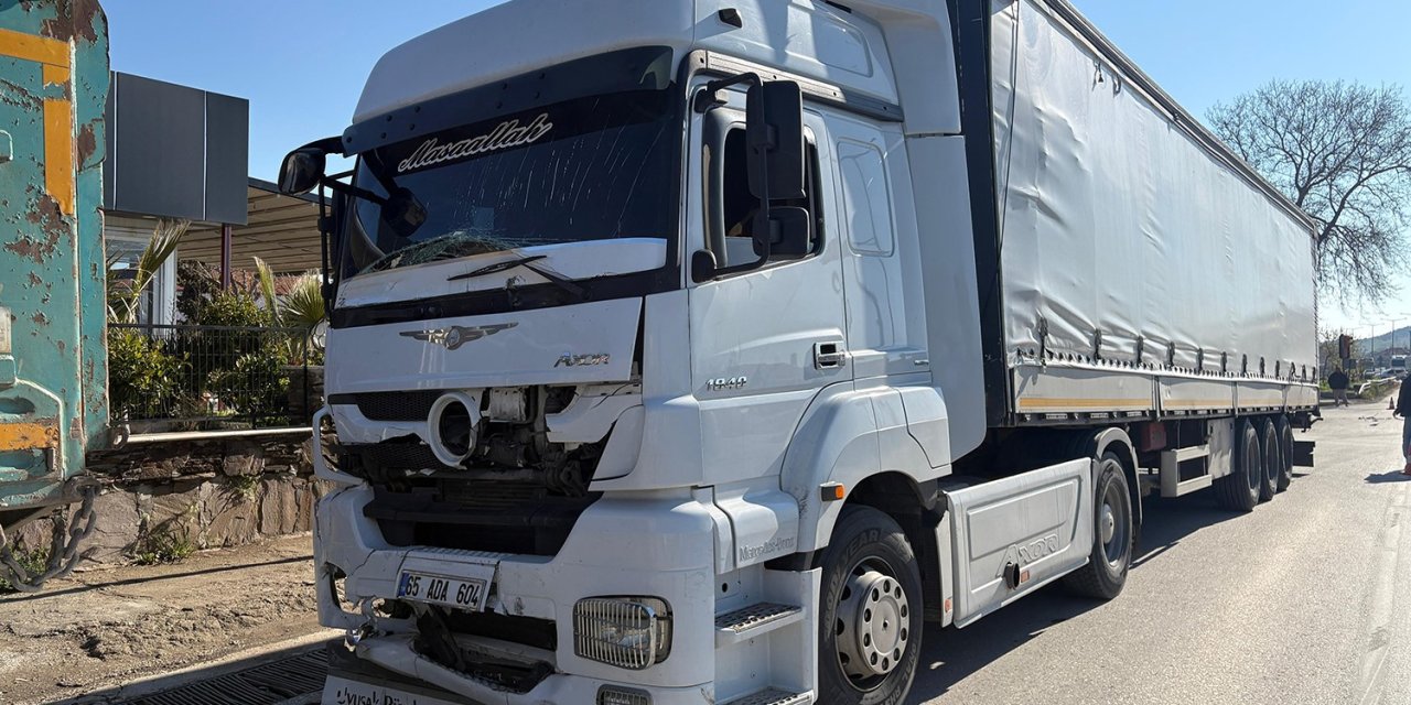 Tırın çarptığı hafif ticari araçta 3 kişi yaralandı