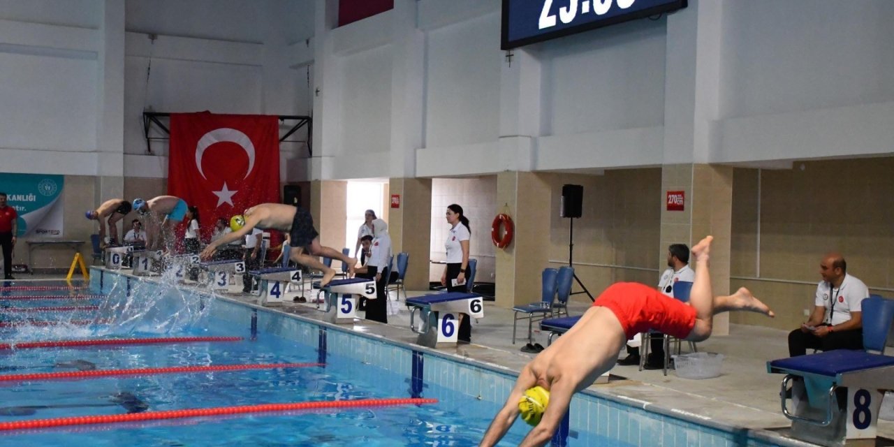 Yüzücüler kıyasıya yarıştı