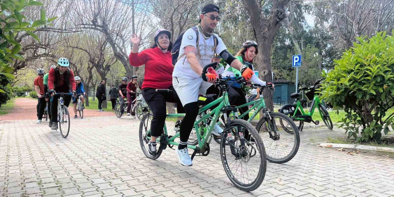 Görme engelliler, tandem bisikletle sınırlarını aşıyor