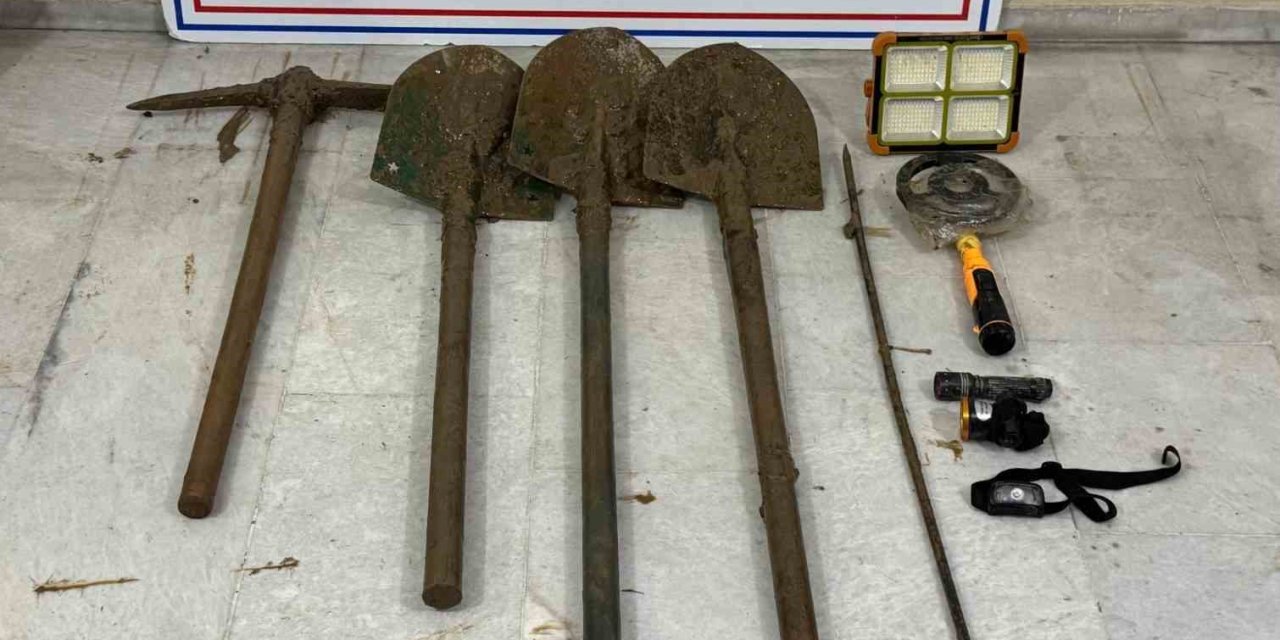 Efeler’de kaçak kazıya suçüstü