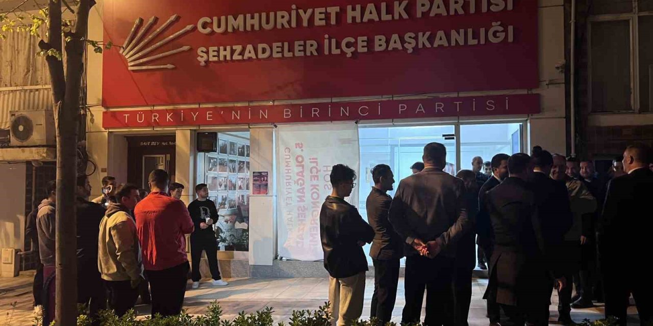 Manisa’da iş vaadi öfkesiyle CHP binasının camlarını kırdı