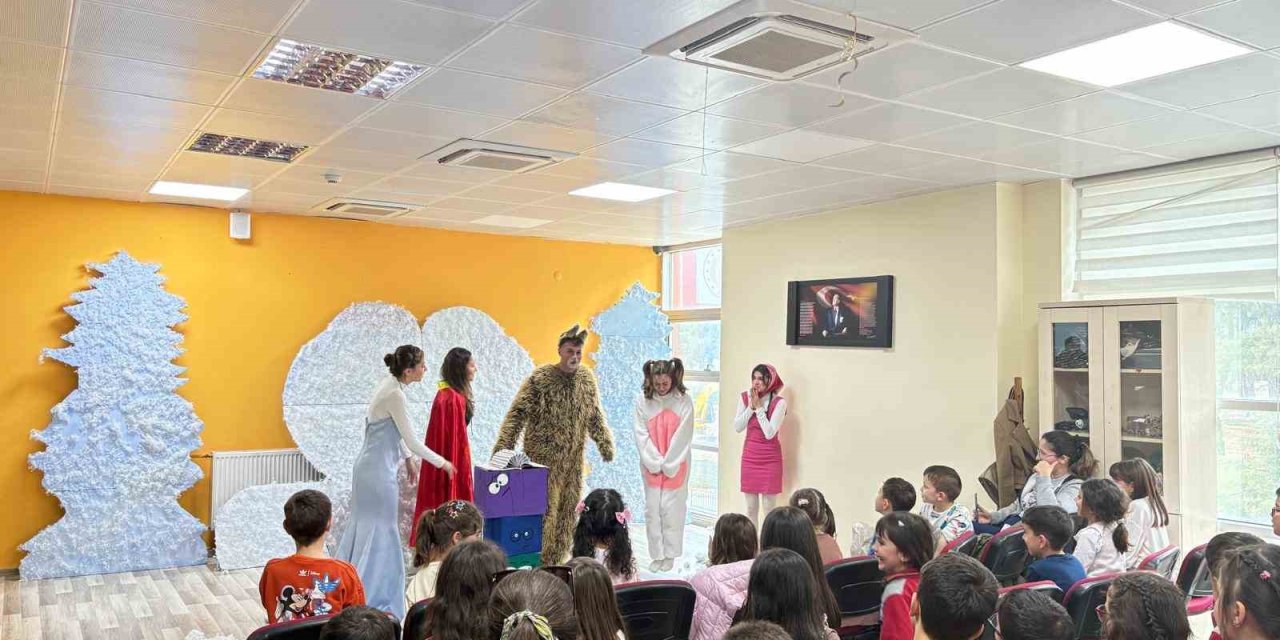 Gönüllü gençlerden çocuklara tiyatro şöleni