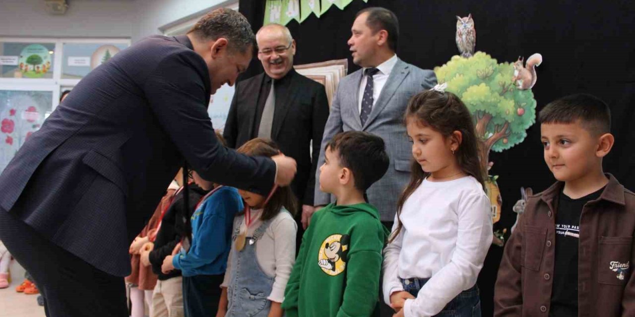 Ödemiş’te minik öğrencilere kitap kurdu madalyası