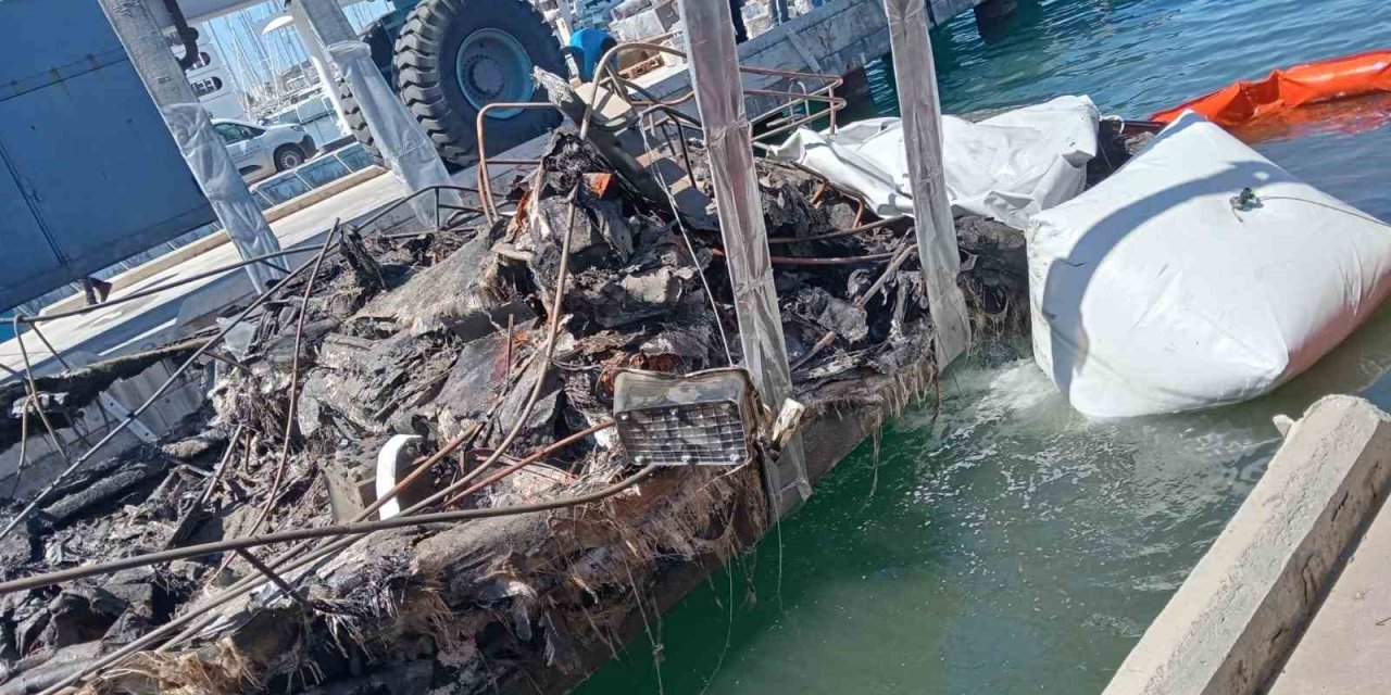 Yanan teknelerin enkazları kaldırılıyor