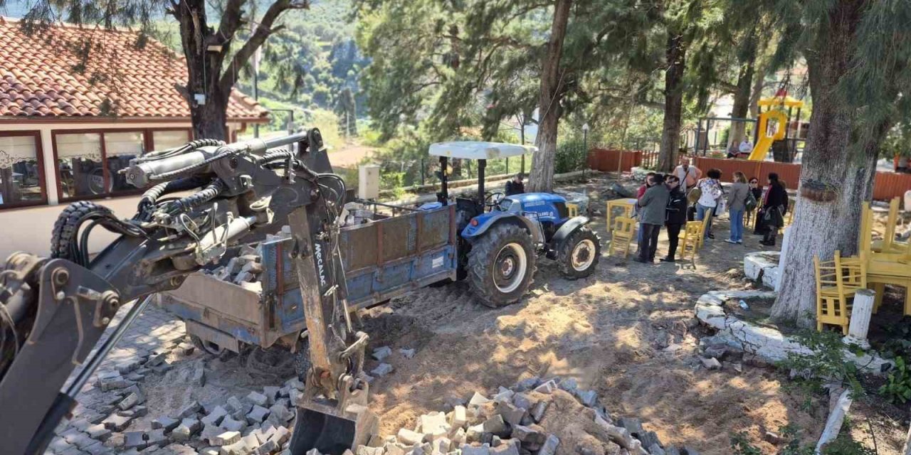 Karaburun’da Nergis Çay Bahçesi’nin çocuk parkı yapılması protesto edildi