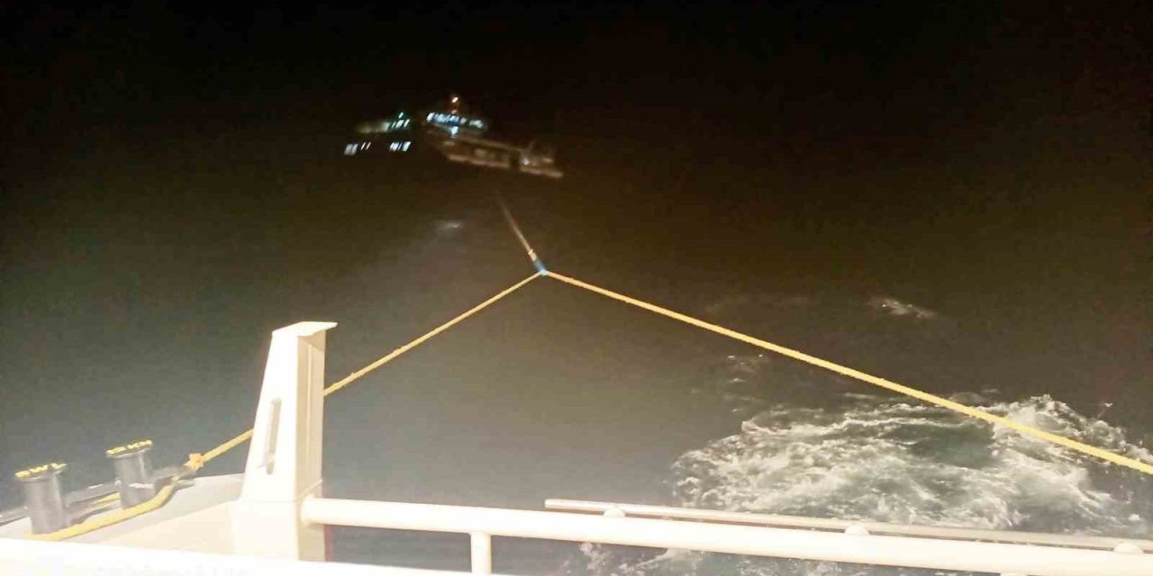 Fethiye açıklarında makine arızası nedeniyle sürüklenen tekne kurtarıldı