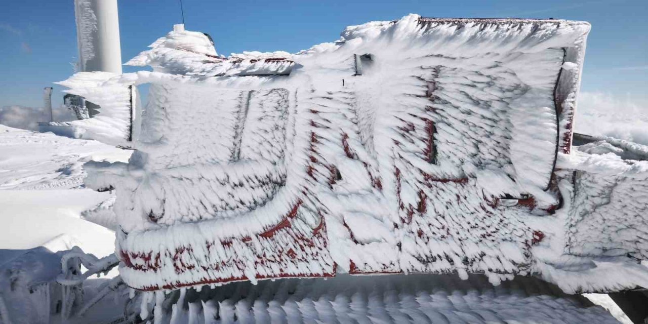 Rüzgâr türbinlerine ulaşmak için karla kaplı yollarda adeta tünel açtılar