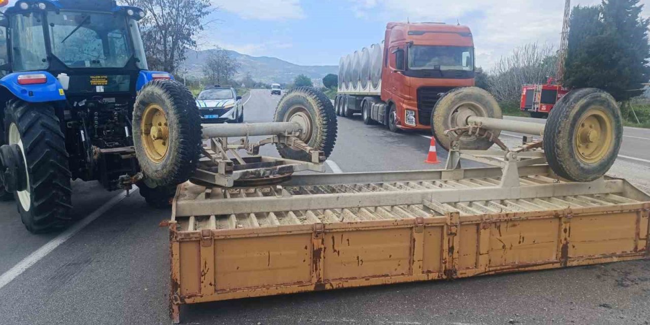 Denizli’de traktör ile hafif ticari araç çarpıştı